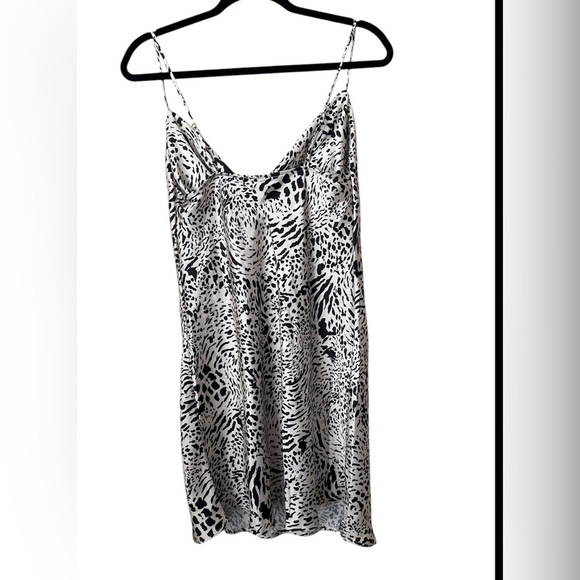 Windsor Sleek & Chic Leopard Print Satin Mini Dress Size Medium - Picture 8 of 10
